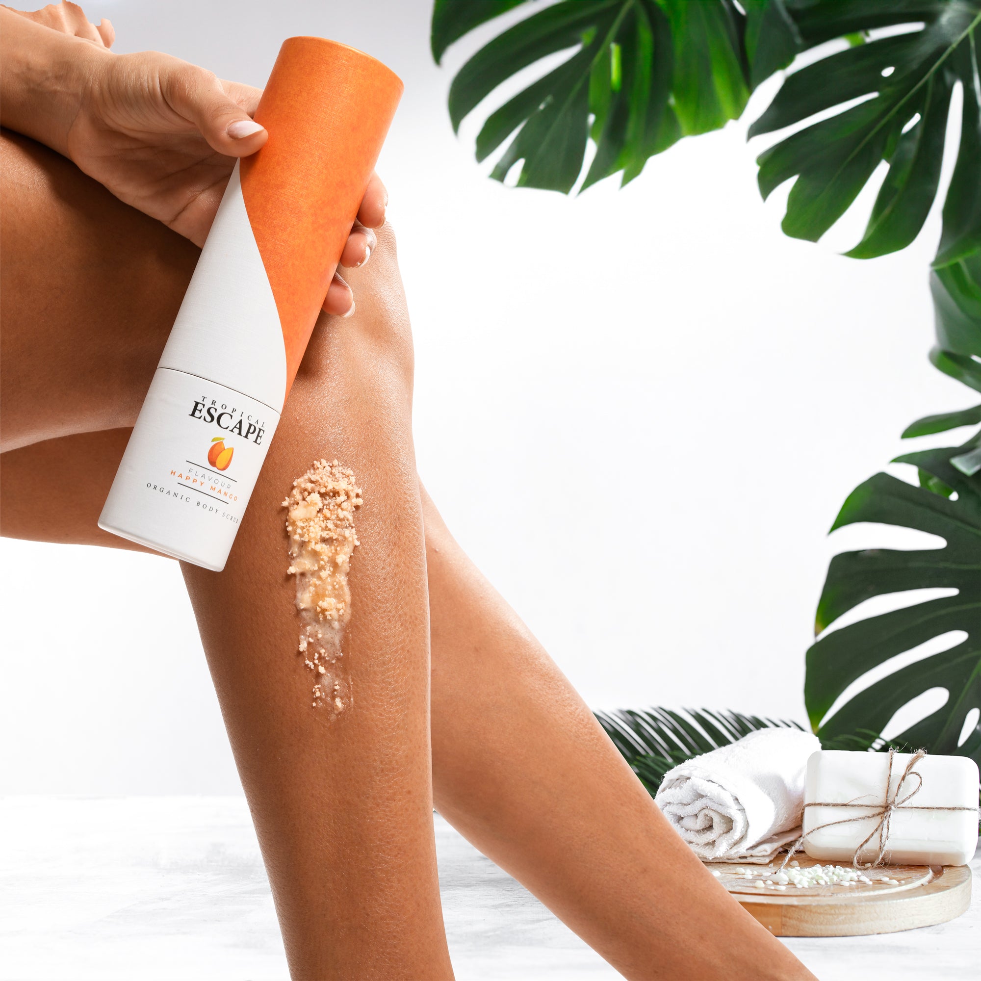 Close Up Scrubols Tropical Escape applicato su gamba