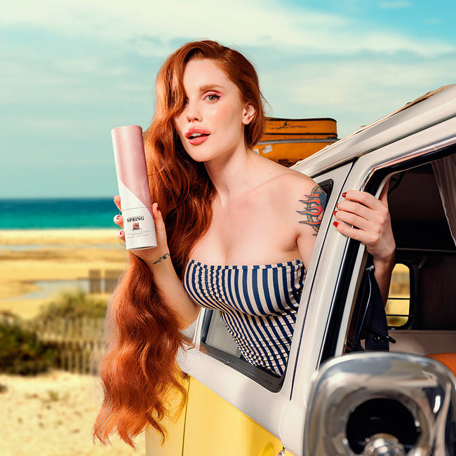 Augustina modella scrubols affacciata dal finestrino con sensual spring in mano